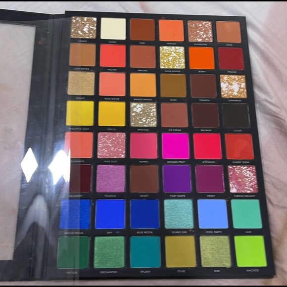 Eyeshadow pallete ❤️ - Picture 3 of 4
